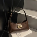 Minimalistische dunkelbraune Baguette-Tasche mit Wachsledertextur und goldener Schnalle - Braun