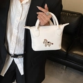 Mini sac seau chic en cuir beige avec un patch poney brodé et des poignées supérieures - Blanc