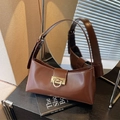 Schicke braune Leder-Baguette-Tasche mit eleganter goldener Metallschnalle - Braun