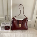 Borsa a tracolla vintage in pelle verniciata bordeaux con chiusura in metallo - Rosso