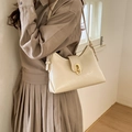 Elegante borsa sottobraccio bianco crema con fibbia a U dorata e tracolla regolabile - Bianco