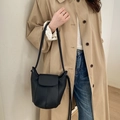 Sac seau minimaliste noir style citrouille en cuir avec cordon et bandoulière - Noir