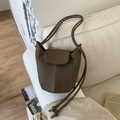 Sac seau minimaliste en cuir marron foncé avec coutures et fines lanières nouées - Gris éléphant