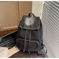 Detail van gewassen denim rugzak met vervaagd hartpatroon en scène met een laptop - Hartwassing Stijl / Zwart