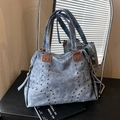 Bolso Boston de mezclilla azul con remaches metálicos y asas de cuero marrón en variante - Azul