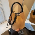 Kamelfarbene Eimer-Tasche aus Wildleder mit schwarzen Henkeln und Holzperlen - Khaki