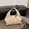 Bolso de hombro crema elegante en suave cuero PU plisado con herrajes dorados - Blanco Roto