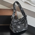 Borsa a tracolla in denim nero con stampe di margherite bianche e tasche multiple con zip - Nero