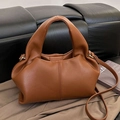 Bolso de mano marrón de piel sintética suave con pliegues y correa bandolera fina - Marrón