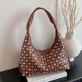 Braune Hobo-Tasche aus Kunstleder mit silbernen Metallnieten und Vintage Punk-Stil - Braun