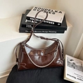 Bolso retro marrón de piel suave con textura brillante y detalle de cadena plata - Marrón
