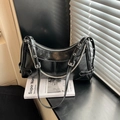 Bolso sobaco elegante en cuero sintético negro con cadena plateada y detalles de hebilla - Negro