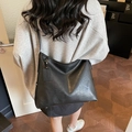 Modische schwarze Hobo-Tasche aus Kunstleder mit verstellbarem Gurt und Lederanhänger - Schwarz