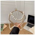 Detail der Acryl-Clutch in Muschelform mit Goldmetallrand und Perlengriffschlaufe - Stil 1 Transparent
