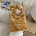 Primer plano del bolso tote de leopardo peludo en sofá mostrando textura suave - Tigre Amarillo