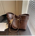 Dettaglio borsa tote vintage marrone con fibbia in metallo e ciondolo di perle - Stile con Pendente / caffè