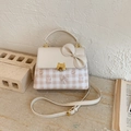 Dettaglio della borsa beige con fiocco, fibbia a gatto e motivi illustrati carini - Bianco Sporco