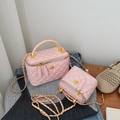 Mini borsa a scatola rosa trapuntata con finiture rosa dorata e tracolla a catena - Grande / Rosa