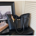 Dettaglio della borsa tote nera in ecopelle con grana fine e fibbia in metallo dorato - Stile con Pendente / Nero