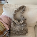 Detalle del bolso de felpa con estampado de leopardo y textura de piel sintética - Tigre Café