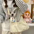 Dettaglio della borsa beige arricciata con coulisse e ciondolo a forma di coniglio - Beige Con Ciondolo