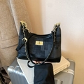 Bolso de hombro a cuadros gris oscuro con ribete de cuero negro y cadena dorada - Negro