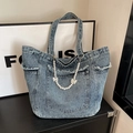 Retro Denim-Einkaufstasche mit Perlen-Schleifenkette und ausgefransten Kanten in Hellblau - Blau