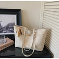 Borsa tote in pelle beige con spalline vintage e ciondolo con perline di legno - Stile con Pendente / Bianco Sporco