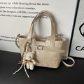 Bolso tipo cubo beige crema en piel sintética con colgante de osito y correa ajustable - Caqui