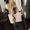 Bolso tipo cubo en cuero sintético violeta claro con asa y amuleto de osito - Rosa