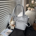 Bolso tipo cubo de cuero azul claro con correa decorativa y llavero de oso - Azul