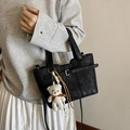Schwarze Bucket Bag aus Leder mit Plüschbären-Anhänger und verstellbarem Schultergurt - Schwarz