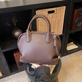Sac dôme marron foncé en cuir grainé avec poignées et bandoulière réglable chic - Motif Litchi Café