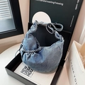 Blaue gewaschene Denim-Halbmondtasche mit Faltenboden und verstellbarem Gurt - Hellblau