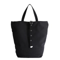 Bolso tote de lona negra minimalista con detalle de hebilla metálica sobre fondo blanco - Negro