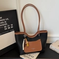 Borsa tote bicolore in pelle martellata nera con finiture marroni e ciondolo di perline - Nero