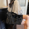 Borsa tote vintage nera con cuciture bianche a contrasto e fibbia decorativa - Nero