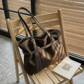 Borsa tote vintage in pelle marrone scuro con cuciture bianche a contrasto e fibbia - caffè