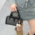 Borsa a tracolla in pelle nera e twill grigio con ciondoli a forma di orsetto e pompon - Nero