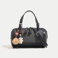 Borsa Boston blu navy in tessuto twill grigio con ciondoli decorativi in peluche - Blu Notte