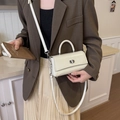Elegante elfenbeinfarbene Mini-Handtasche mit Drehverschluss und Schultergurt - Cremeweiß