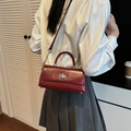 Dunkelrote Lederhandtasche mit silbernem Drehverschluss und Kettenriemen für Schulter und Crossbody - Ancorra Rot