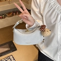 Sac bandoulière demi-lune bleu clair minimaliste avec breloque ours et boucle dorée - Bleu avec Pendentif