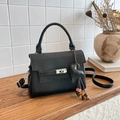 Borsa a tracolla nera stile Kelly con patta testurizzata e ciondolo decorativo a cuore - Nero con ciondolo