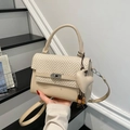 Borsa a tracolla beige con patta in tessuto a spina di pesce e ciondolo a cuore - Cachi con Pendente