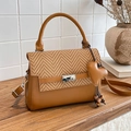 Borsa a mano piccola quadrata in pelle marrone e rafia intrecciata con cuore - Marrone con ciondolo