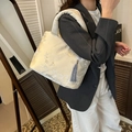 Sac tote en satin beige brodé avec motifs floraux et détail de pompon en soie - Broderie Florale - Beige/Jaune Doré (Style Cinq)