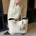 Sac fourre-tout minimaliste crème en cuir PU avec un pendentif lapin en peluche gris - Beige Avec Charme