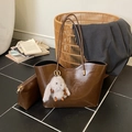 Sac cabas en similicuir marron avec pochette assortie et porte-clés lapin gris - Marron avec pendentif