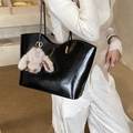 Grand sac fourre-tout noir brillant avec breloque de lapin en peluche gris mignon - Noir Avec Pendentif